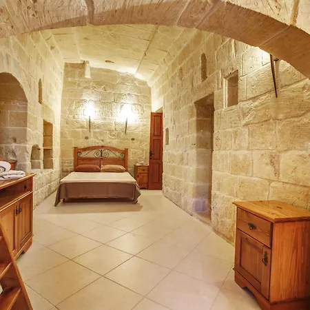 Nyaraló 5 Bedroom With Private Pool Għarb