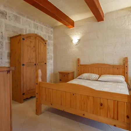 5 Bedroom With Private Pool * Għarb
