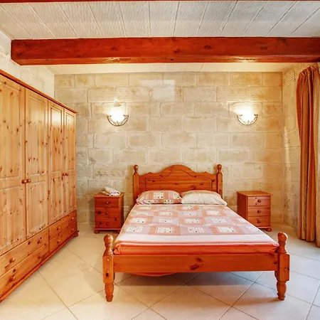 5 Bedroom With Private Pool Nyaraló Għarb