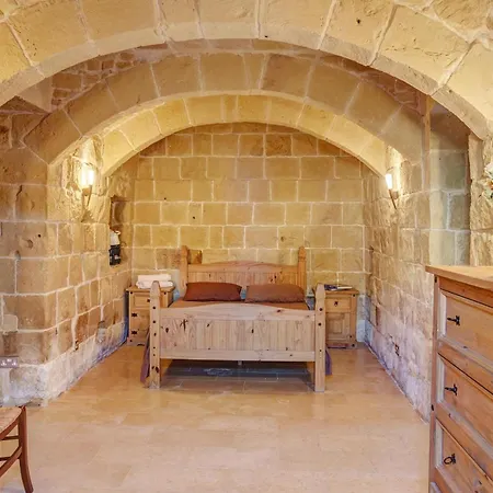 Nyaraló 5 Bedroom With Private Pool Għarb