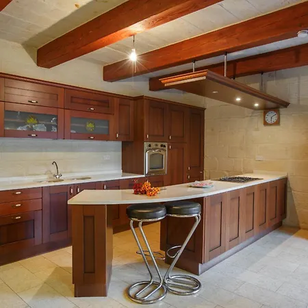 5 Bedroom With Private Pool Għarb
