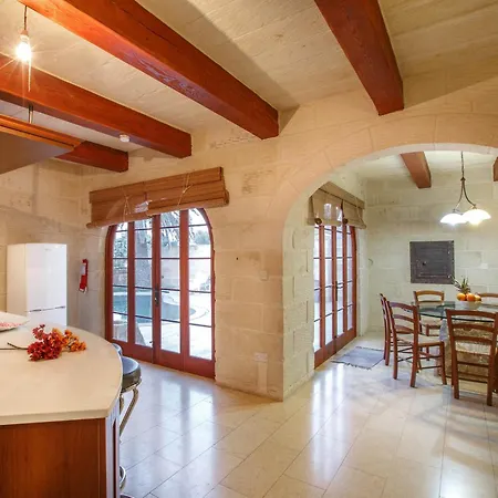 5 Bedroom With Private Pool * Għarb
