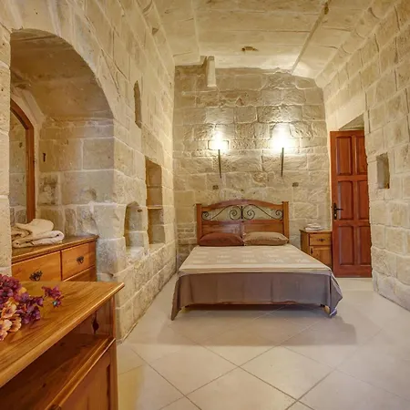 5 Bedroom With Private Pool Nyaraló Għarb