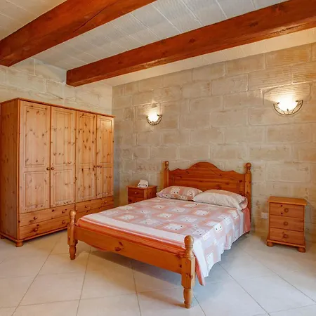 Nyaraló 5 Bedroom With Private Pool Għarb