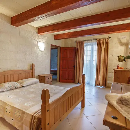 Nyaraló 5 Bedroom With Private Pool Għarb