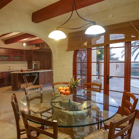 5 Bedroom With Private Pool *