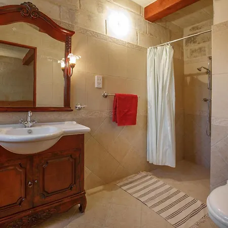 5 Bedroom With Private Pool Għarb