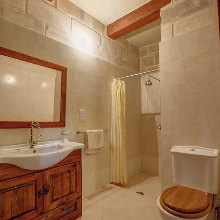 5 Bedroom With Private Pool *