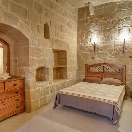 5 Bedroom With Private Pool Għarb
